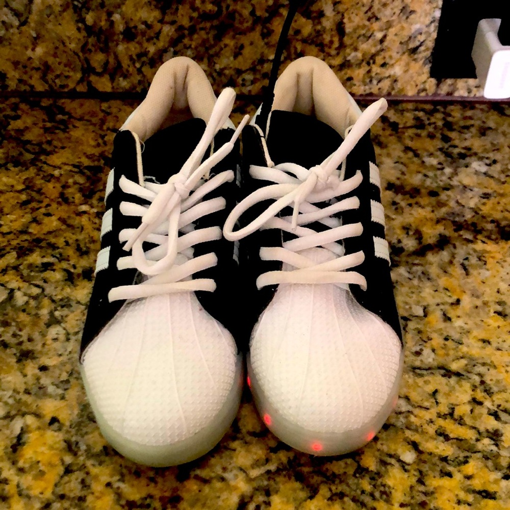 Cute boys and girl light up sneakers, and it changes colors - Picture 2 of 12